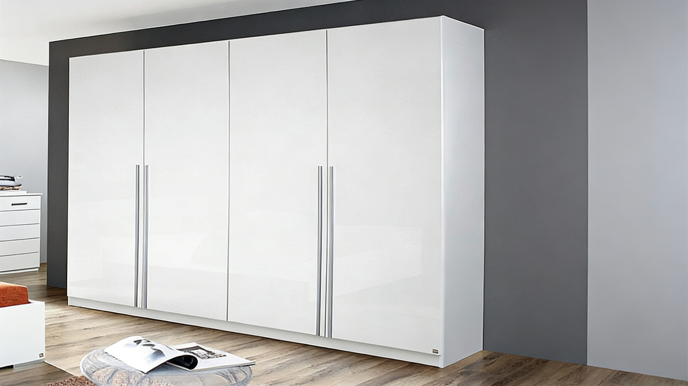 Hochglanz Kleiderschrank 4-türig mit LED-Beleuchtung